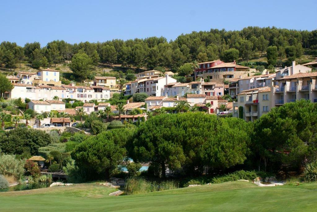 Hameau des amandiers-vue mer&golf Saint-Cyr-sur-Mer Exterior foto